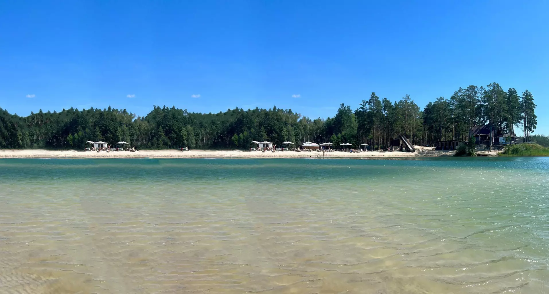 Голубое озеро и белый песок — идеальный союз для жаркого лета. Где найти такой пляж в Тюмени?