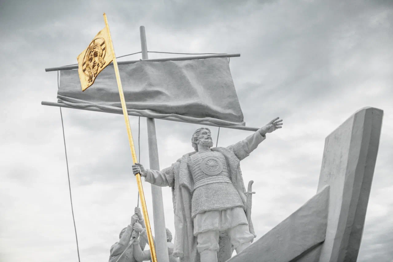 Скульптурная композиция, посвященная основателю города Тобольска Даниле Чулкову