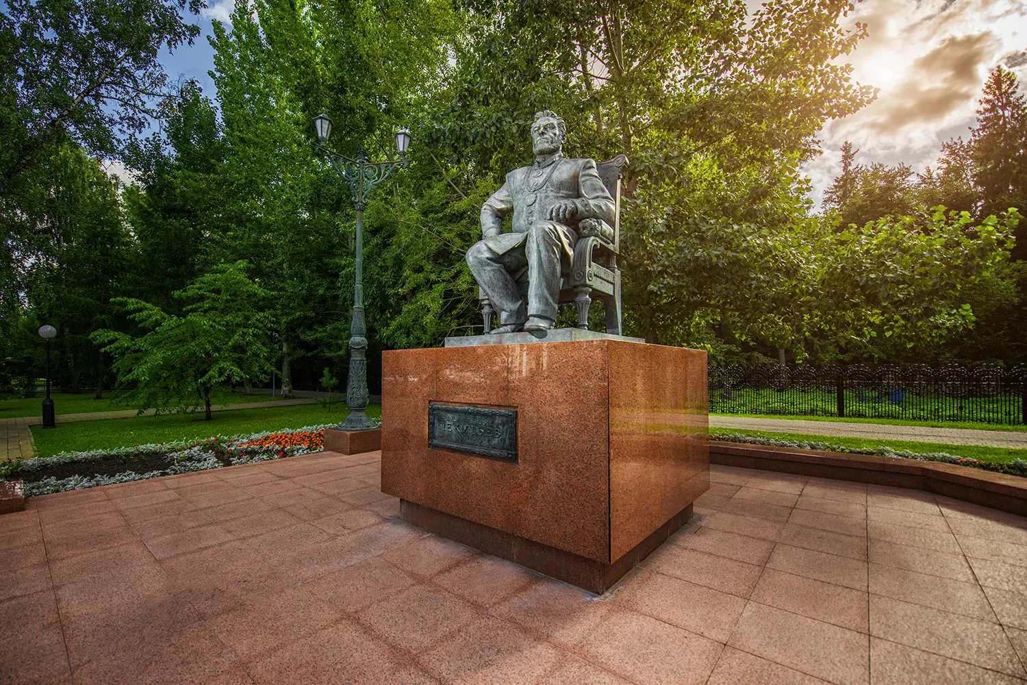 AnyConv.com__3.2. Памятник Текутьеву.webp