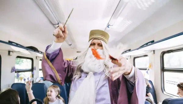 три подростка с волшебными палочками в поезде