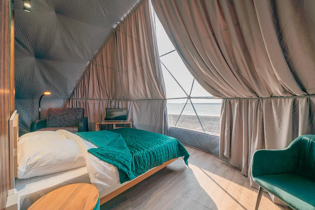На смену домикам и палаткам пришли сферы: где отдохнуть в купольном отеле в Сибири